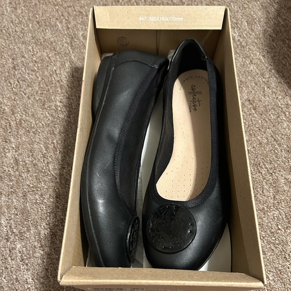 Clarks Womens Gracelin Lola Ballet Flats Black Leather Medallion Size 10M - Picture 3 of 4